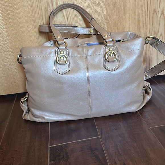 Coach Metallic leather handbag with multiple pockets and compartments - Picture 2 of 6